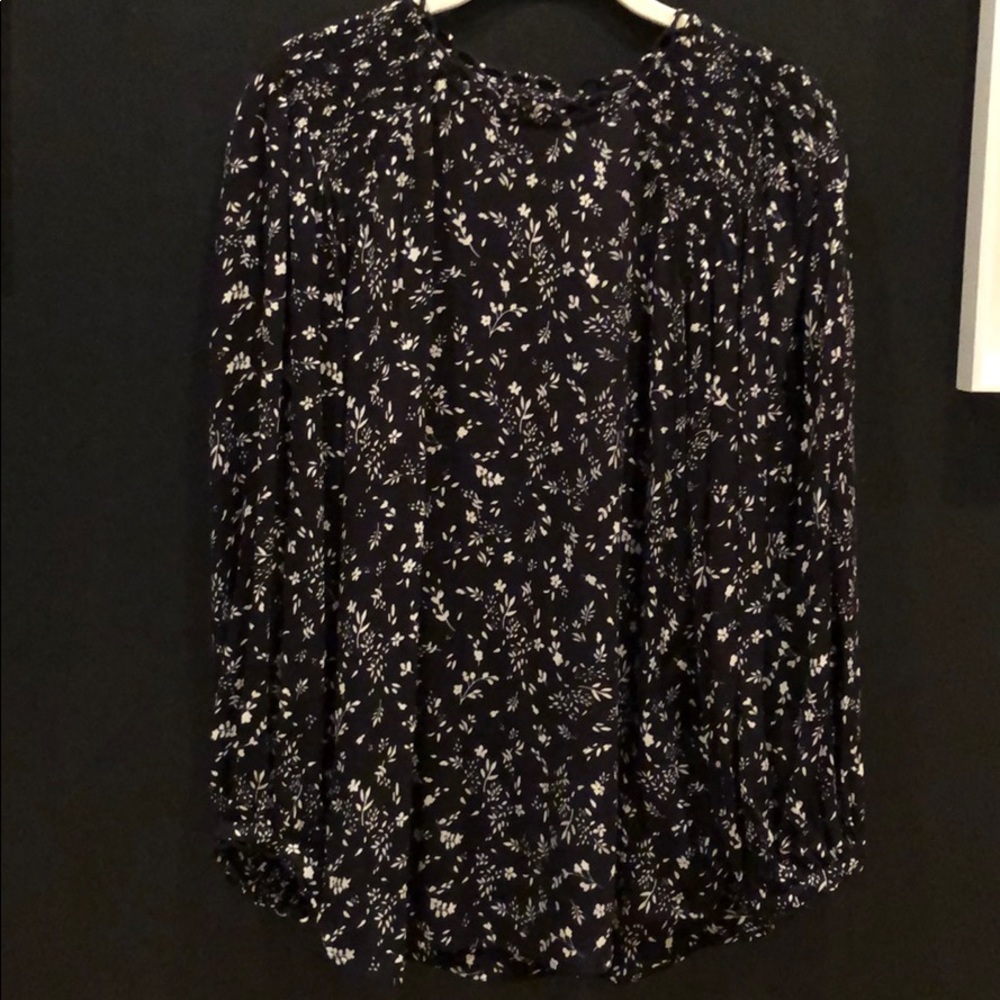 Black/white floral pattern flowy blouse.